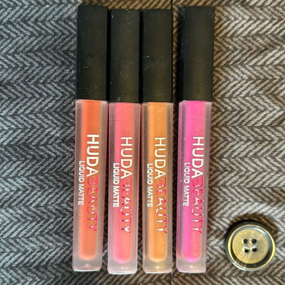 4 Huda Beauty Lipsticks - Picture 1 of 1